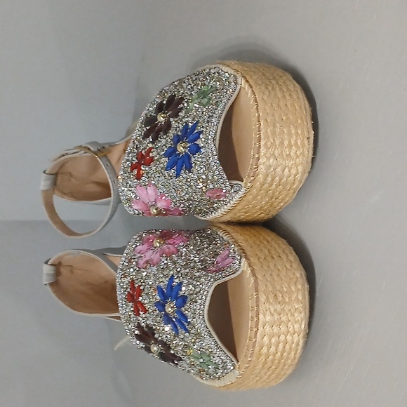 Embellished Floral Sandals ,size 41, fits size 10, made In Colombia, pre-owned - Picture 3 of 7